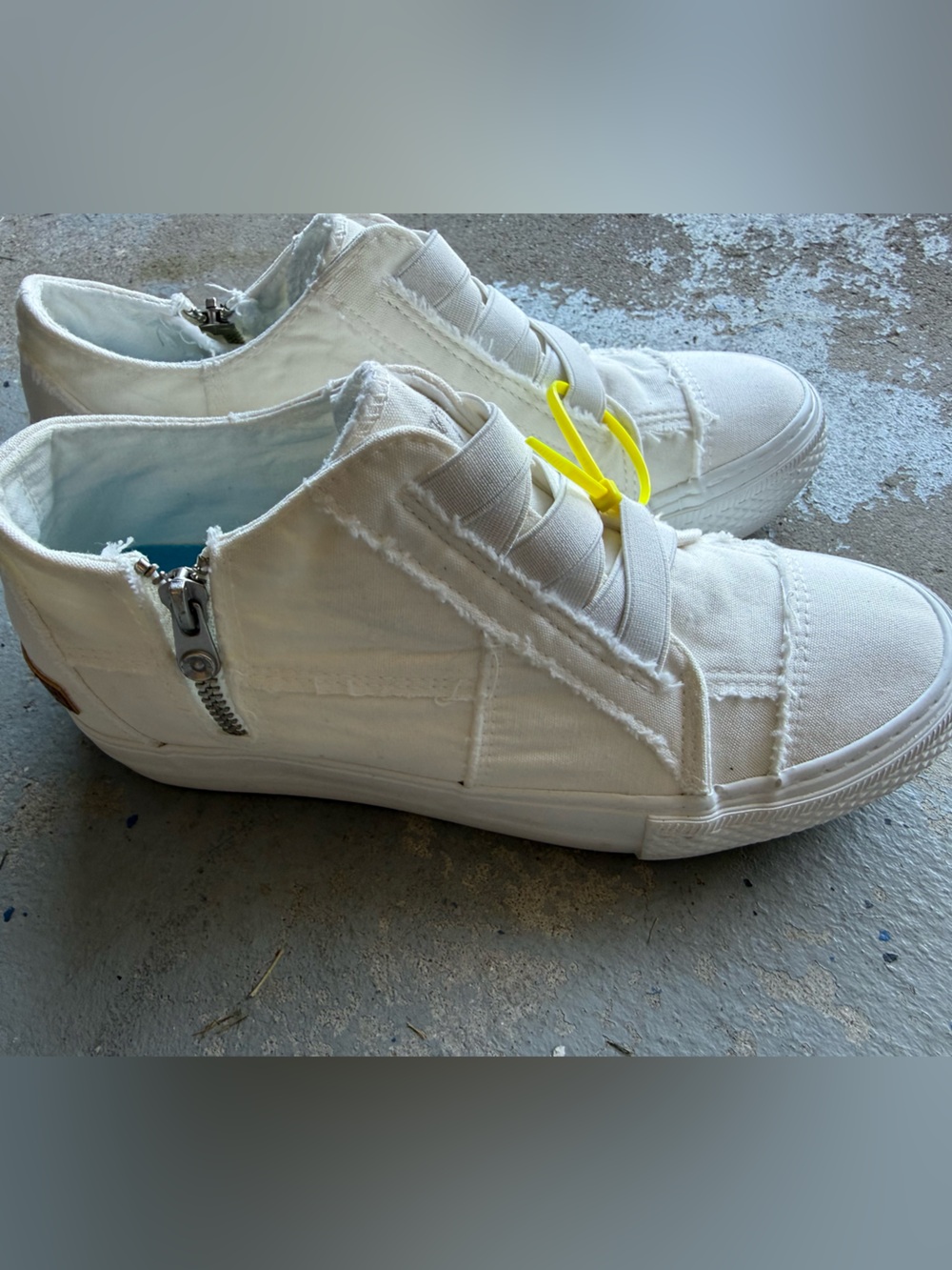 Blowfish Malibu Women White Canvas Zip-Detail Slip-On Sneakers size 9